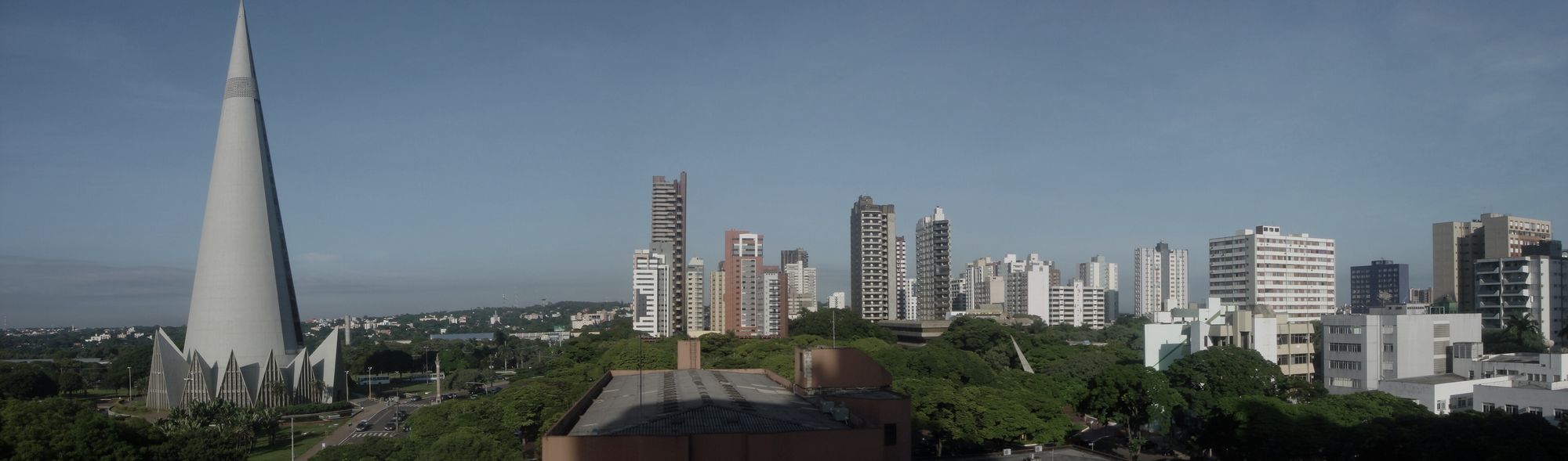 Vista de Maringá, no Paraná, com a catedral e os edifícios do centro